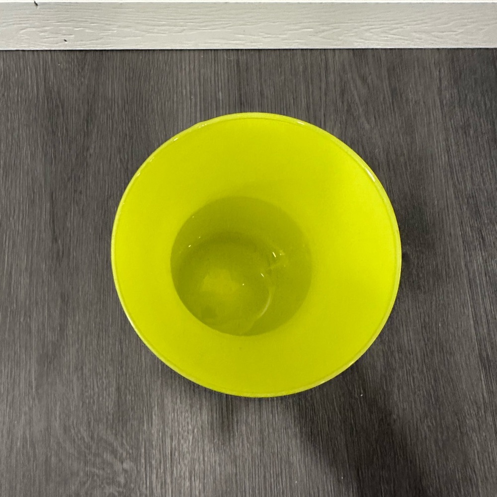 Green vase - like new condition - Picture 3 of 4